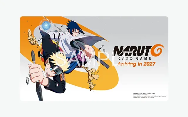 Tapis de jeu officiel du Naruto Card Game avec Naruto et Sasuke, visuel d'exemple